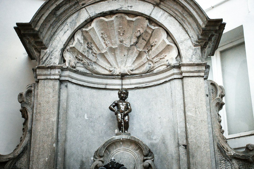 bronze-statue-of-a-boy-urinating-on-a-fountain-fbsyfmfrrdg